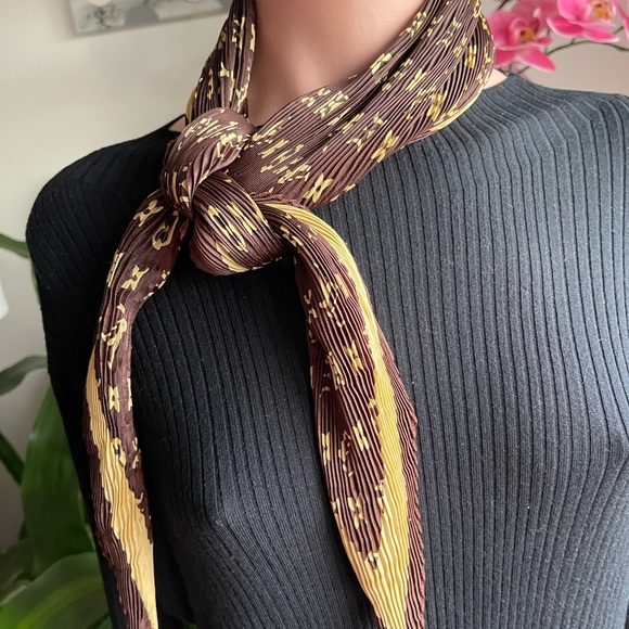 Louis Vuitton Silk Pleated Scarf. - Picture 8 of 10